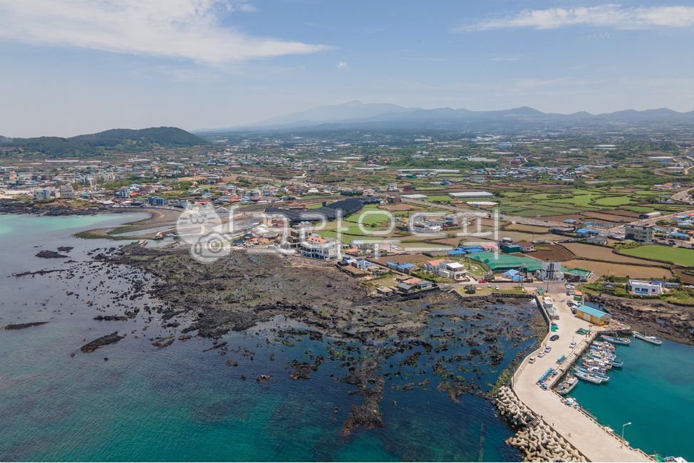 항공사진,제주도,제주바다,풍경,드론샷,korea,southkorea,jeju,jejudo,island,hallasanmountain,한라산,hagwi,aewol,한국,대한민국,제주,하귀,애월,sea,sky,sunny,바다,하늘,구름,serenity,평온,맑음,beach,coast,seaside,bluewater,water,emeraldsea,해변,해양,푸른바다,물,에메랄드,비취빛,basaltbeach,basaltrock,basaltstone,basalt,현무암해변,돌,blue,green,black,color,파랑,푸른,녹색,검정,색깔,색상,nature,자연,natural,자연의,landscape,view,surroundings,scenery,배경,경관,background,배경화면,beautiful,아름다운,day,낮,lighthouse,등대,port,항,항구,seawall,breakwater,방파제,jejusea,koreasea,aerialshot,항공촬영,drone,droneshot,droneview,드론,드론뷰,대양,ocean,제주도,jeju,jeju island