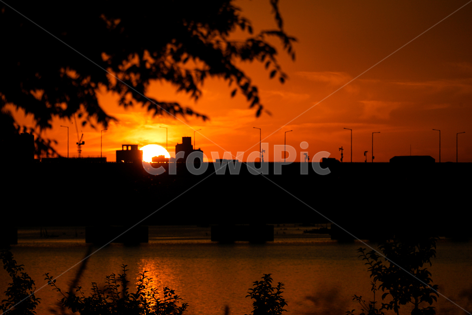 sunlight,햇빛,nature,자연,옥외,sky,하늘,붉은하늘,redsky,일몰,outdoors,도시,풍경,city,landscape,실루엣,그림자,silhouette,shadow