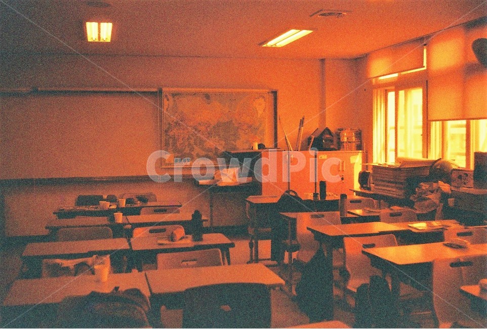 학교,체육시간,텅빈교실,교실,고요,도시,풍경,city,빨간교실,책상,의자,청소도구,방과후교실,감성,sensible,feeling,색깔,색상,색채,색감,color sense,color sensitivity,feeling of color,교육,학교,공부,education,learning,study,school,인테리어,실내디자인,interior design