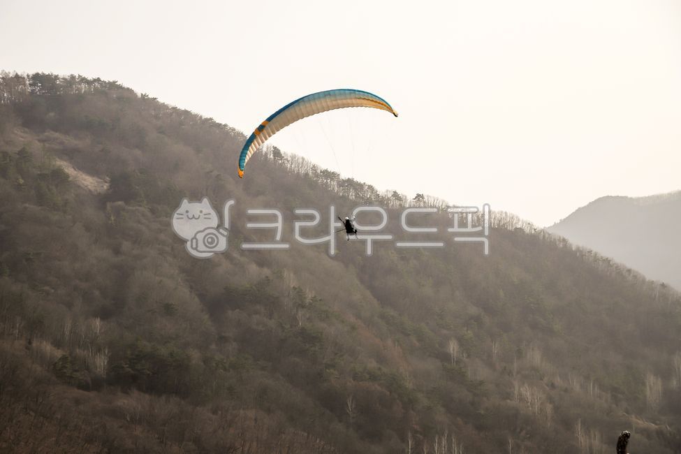 sky,gliding,sports,rope,adventure,hang glider,parachute,paraglider,person,science,sight,leisure activities,leisureactivities,wing