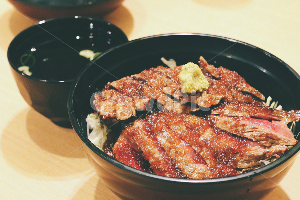 스테이크덮밥,스테이크,음식,food,덮밥,음식,식재료,요리,food,cook,meal,dishes,food reserves,육류,고기,meat,일식,일본음식,일본요리,Japanese food,Japanese dishes,Japanese meal,Japanese cook