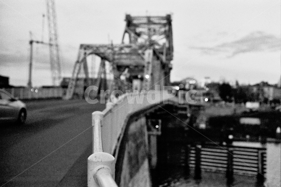 흑백,다리,철제다리,길거리,교각,흑백,모노톤,monochrome,black and white,건축물,건물외관,exterior,building,structure,architecture,construction