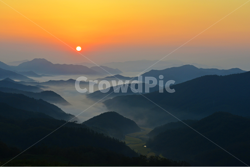 Seogwang Ranch sunrise,mountainrange,active acid,scene,mountain,Jeonnam,sight,Yeongam,sky,red sky,nature,mountain range,morning,Seogwang Ranch,outdoors,redsky,dawn,Sunrise,sunrise at active mountain