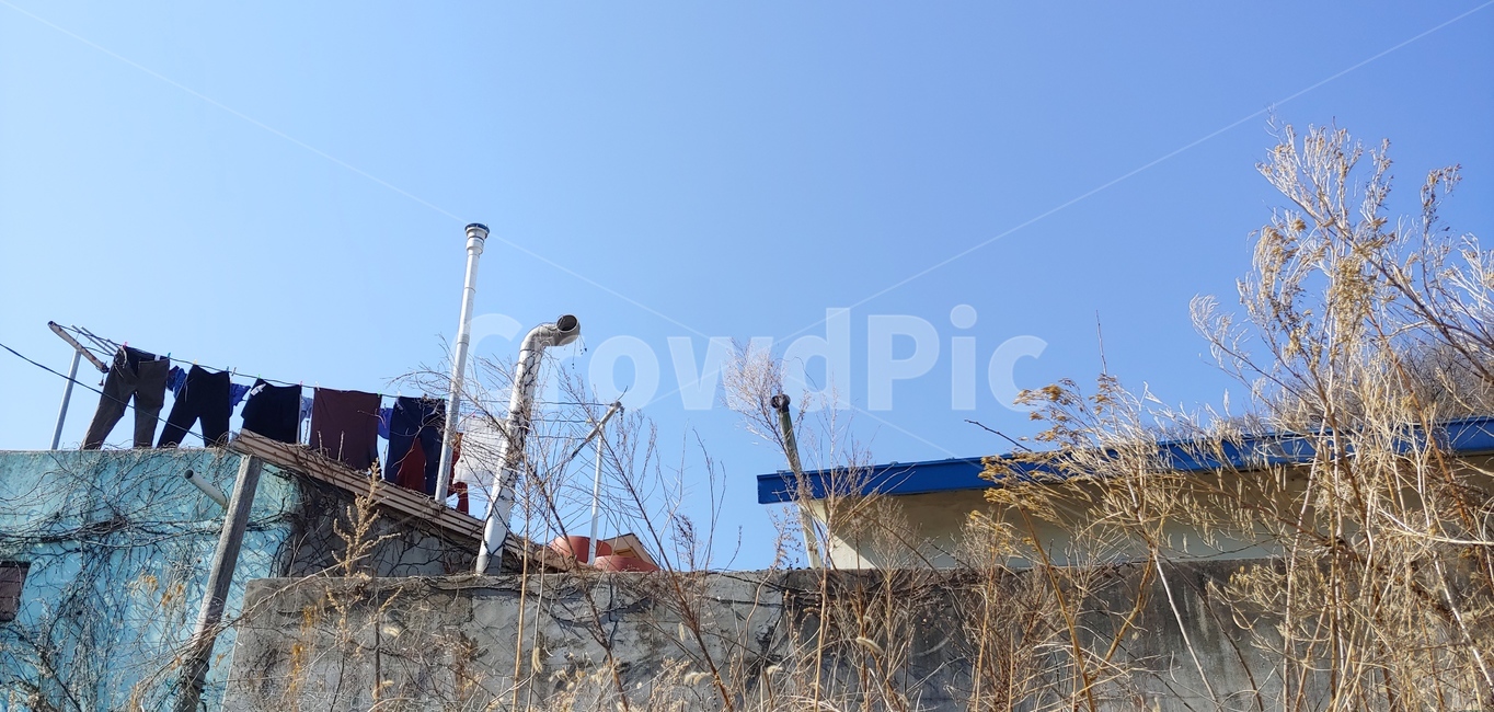 산골,시골,나무,숲,지붕,굴뚝,하늘,푸른,벽,빨래,세탁,전기줄,풍경,갈대,옥외
