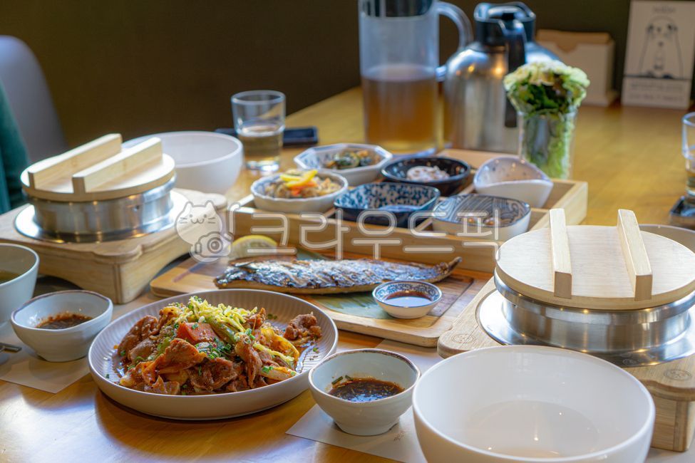 Korean food,table setting,stir-fried pork,mackerel,grilled fish,grilled mackerel,table,food,koreanfood,meal