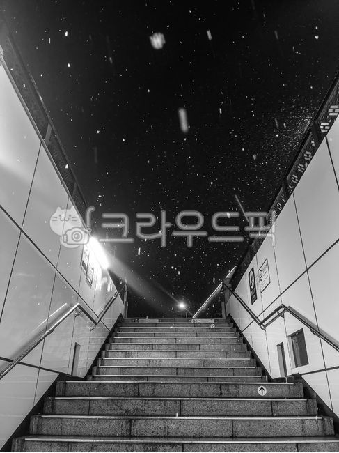 Early morning commute,First snow,winter,go to work,christmas