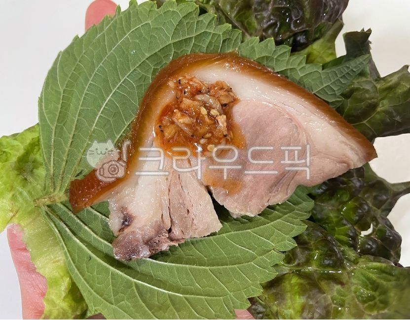 feet,hind leg meat,Ssam vegetables,Pigs Feet,Lettuce wrap,vegetable,pork,Midnight Snack,pig,front leg meat,Lettuce,ingredients,cooking,human,hand,human hand,Pork feet,salt,cook,Jeotgal,salted shrimp,Sesame leaf wrap,food,meal,Salted Shrimp Seasoning,dish,