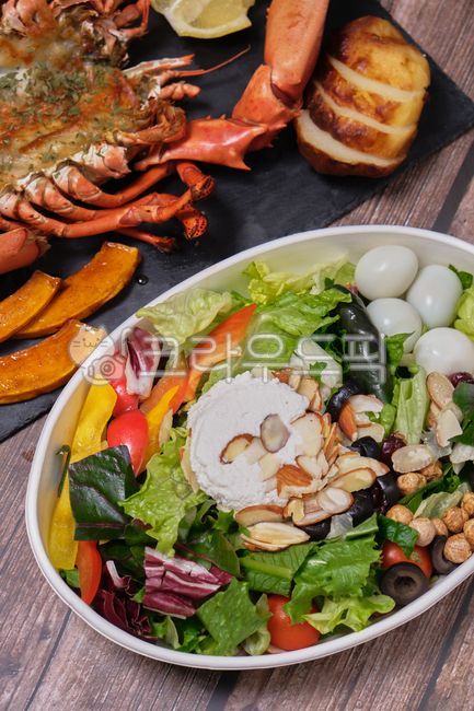 랍스타,바다가재,랍스타찜,랍스터,랍스타요리,랍스터요리,가재요리,갑각류,빨간색,빨강,찜,찜요리,식재료,음식재료,버터구이,랍스터구이,랍스터버터구이,랍스타구이,랍스타버터구이,양식,레스토랑,고급요리,샐러드,채소,리코타치즈샐러드,리코타치즈,치즈샐러드,레몬,음식