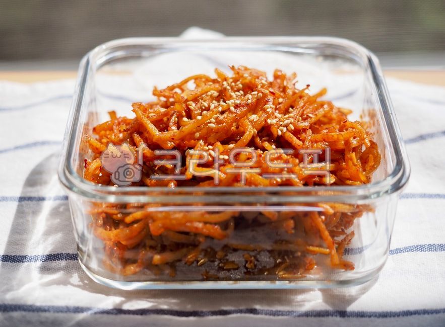 음식,오징어채볶음,말린오징어채,오징어,반찬,한국음식,아시아음식,매운음식,빨강,유리용기,유리,깨소금,food,stirfriedsquid,driedsquid,squid,sidedish,koreanfood,asianfood,spicyfood,red,glasscontainer,glass,sesamesalt