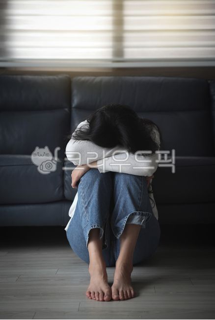 우울증,따돌림,괴로움,감싸기,숙이기,여자,한국인,방,거실,집,외톨이,슬픔,스트레스,엎드리기,고통,바닥,절망,왕따,우울,피곤,주택,아파트,부정적,생각,실망,심각,소파,정신과,질병,쪼그려앉기