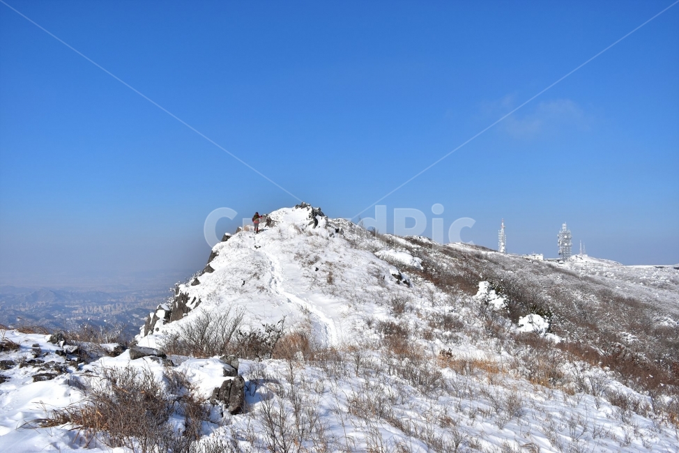 무등산,국립공원,풍경,힐링,산행,설경,상고대,서리꽃,서석대,입석대,안양산,백마능선,장불재,증심사,중봉,중머리재,천왕봉,지왕봉,Korea,National,Park,눈풍경,등산,주상절리,판타스틱,겨울왕국,겨울,지질공원,인왕봉,천지인,설국,2018년,1월,눈꽃,파란하늘,트레킹,winter,landscape,감성,아름다운,황홀한,장관,비경,선경,최고,사진,암릉,능선,겨울,계절,winter,season,자연,풍경,nature,landscape,한국자연풍경,한국자연경관,korea nature landscape,outdoors,옥외,mountain,산,mountain range,산맥