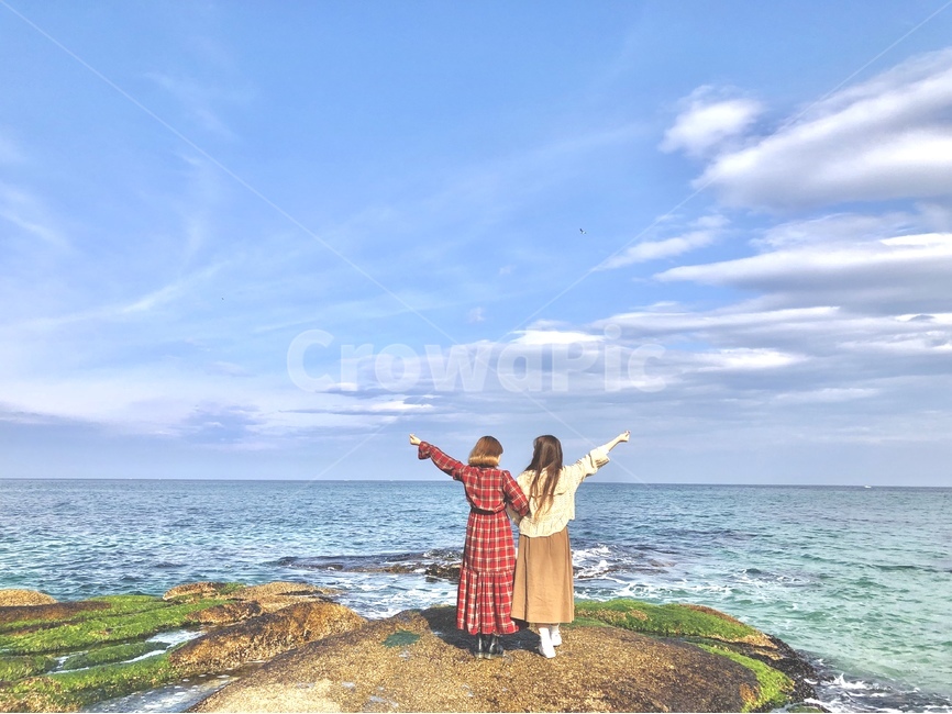 바다,자연,하늘,20대,여행,자매,여자,ocean,water,sea,outdoors,물,대양,사람,인물,인간,human,person,여성,여자,woman,female,lady,친구,우정,friendship,companion,여행,휴가,traveling,vacation,trip