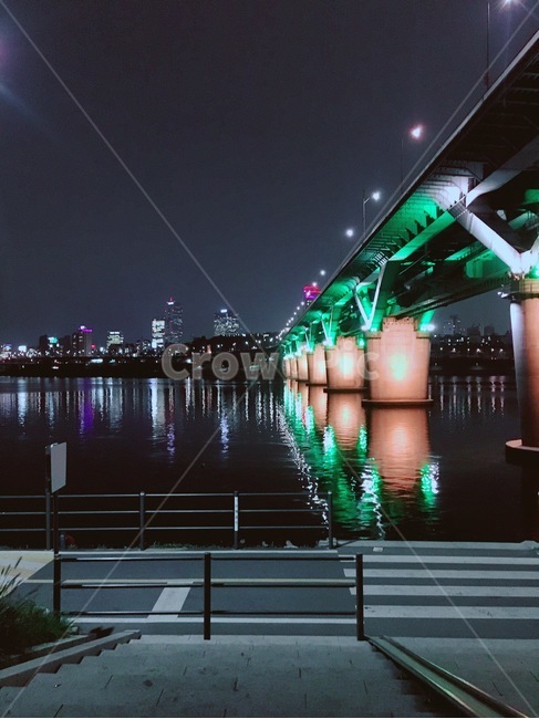 한강,다리,야경,뚝섬유원지,불빛,야경,밤,풍경,nightscape,night,landscape,건축물,건물외관,exterior,building,structure,architecture,construction,banister,난간,handrail,road,도로,railing