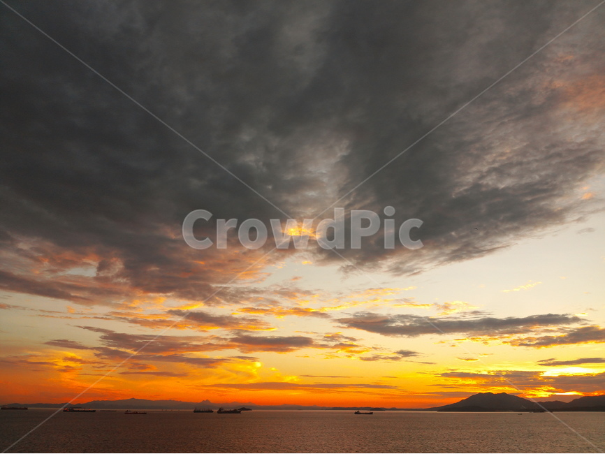 바다,하늘,구름,풍경,일몰,태양,배,선박,노랑,주황,자연,풍경,nature,landscape,outdoors,옥외,dusk,황혼,sunset,sky,dawn,새벽,red sky,붉은 하늘