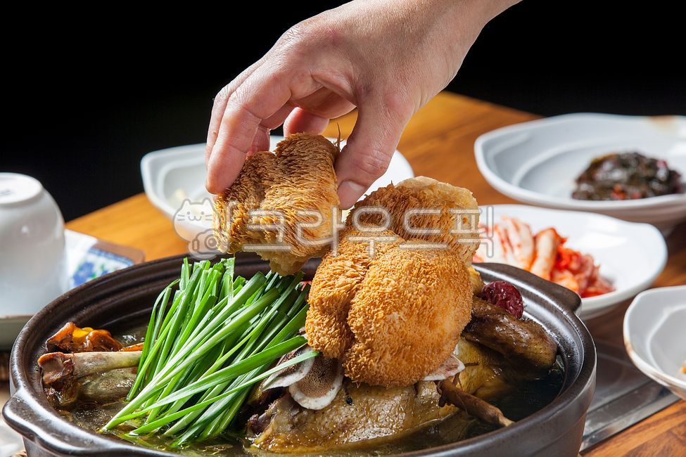 Gospel of Words,Boiled deer antler chicken,Boiled Chicken,Oriental medicine deer antler stew,mushroom dish,double gospel meal,healthy food,nutritious food,rejuvenation,jujube,mushroom,Helical mane mushroom,Oriental medicine deer antler chicken boiled in b