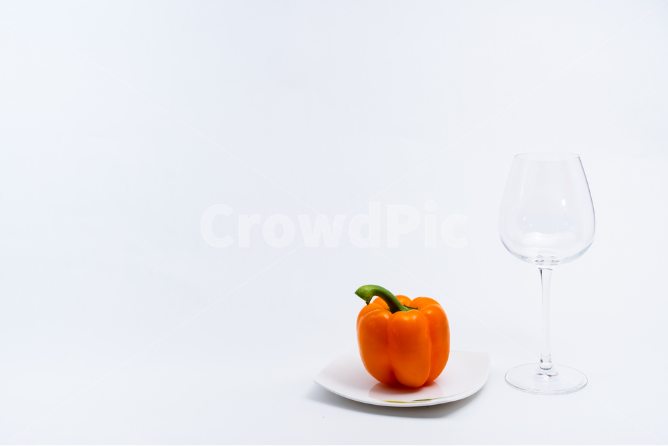 접시,그릇,도자기,와인잔,유리잔,투명한,배경,하얀색,채소,야채,식재료,다이어트,건강한,칼로리,식단,안주,차가운,담백한,항산화,정돈된,농사,깨끗한,수분,정물,스튜디오,접사,음식,비타민,반찬,파프리카,주황색,녹색,채소,야채,vegetables,사물,물건,오브젝트,thing,object,matter,연출,컨셉,콘셉,direction,concept