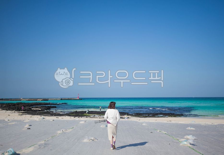 제주도,김녕해수욕장,김녕,푸른바다,사람,뒷모습,인간,human,person,해변,하늘
