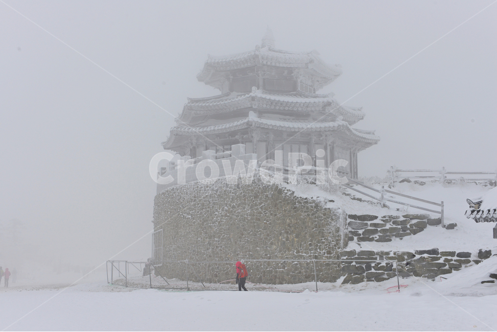 전북,무주,설천봉,상고대,상제루,사람,인간,빨간옷,mountainrange,산맥,winter,겨울,blizzard,눈보라,storm,폭풍,nature,자연,outdoors,옥외,ice,빙,snow,눈,mountain,산