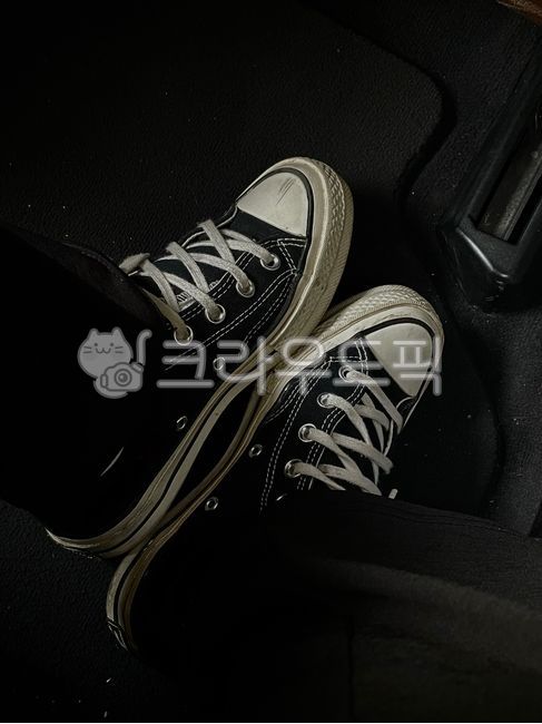 black shoes,converse,shoes,shoe