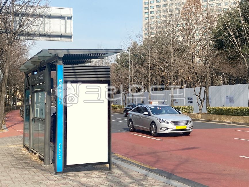 버스정류장,정류장,광고판,승차장,목업,목업이미지,사각형,스크린,옥외광고판,광고,빌보드,비즈니스,비지니스,빈공간,상업광고판,도시,옥외,배경,바탕,백그라운드,상업광고,빌딩,건축물,stop,busstop,mockup,mockupimage,square,screen,advertisement,billboard,business,emptyspace,commercialbillboard,city,outdoors,background,commercialadvertisement,building