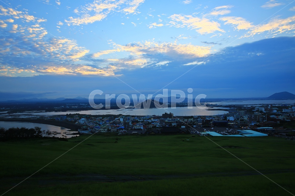 landscape,경치,풍경,scenery,shoreline,해안선,promontory,곶,outdoors,옥외,nature,자연,water,물,ocean,대양,sea,바다,field,들,제주,성산야경