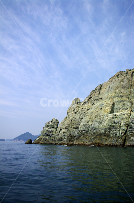 암석,바위,하늘,구름,섬,바다,자연,풍경,nature,landscape,outdoors,옥외,land,땅,ocean,대양,sea,water,물,cliff,낭떠러지,shoreline,해안선