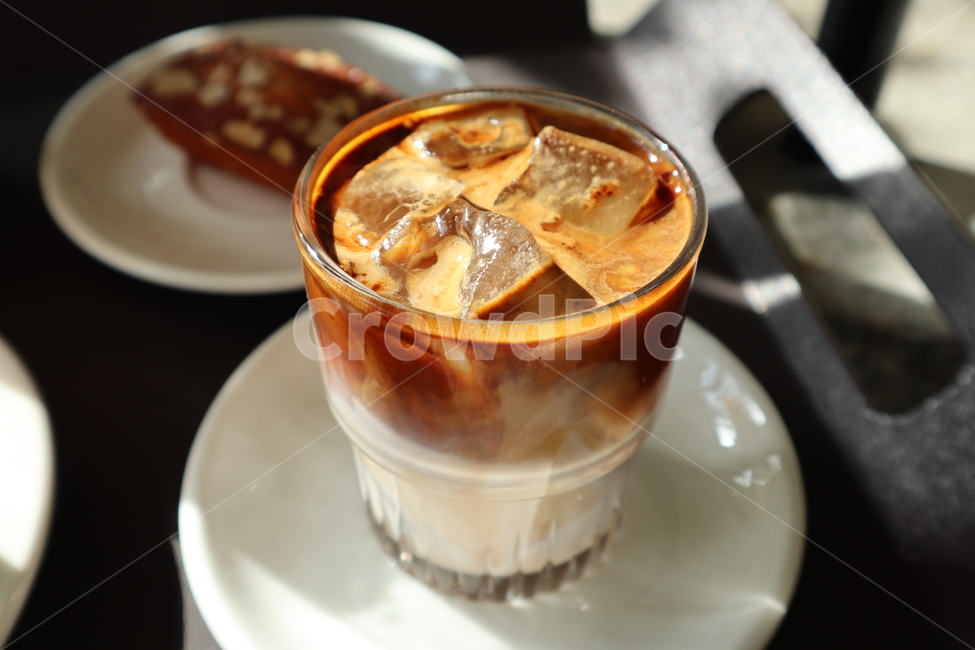 커피,플랫화이트,라떼,아이스라떼,카페,감성사진,햇살,힐링,따뜻함,컵,유리컵,coffee,latte,cafe,커피,카페,coffee,cafe
