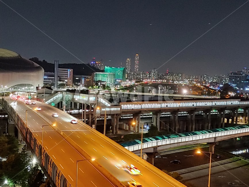 도시,야경,건물,도로,전등,가로등,불빛,밤,하늘,구름,밤하늘,night,nightwatch,road,sky,light,city,scenery,landscape,clouds,urban,town,metropolis,어반,중심지,시티