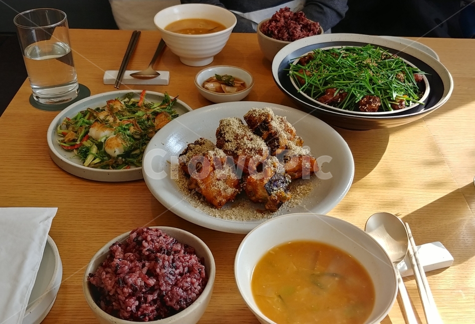 한식,상차림,흑미밥,된장찌개,한국음식,고봉밥,식당,koreanfood,koreandishes,meal,food,식재료,요리,밥,전,미나리전,강정,새우강정,부추,감성,깔끔한,정갈한,그릇,테이블,탁자,플레이팅,고기,퓨전,퓨전요리,음식,식재료,요리,food,cook,meal,dishes,food reserves,한식,한국음식,한국요리,korean food,korean dishes,korean meal,korean cook