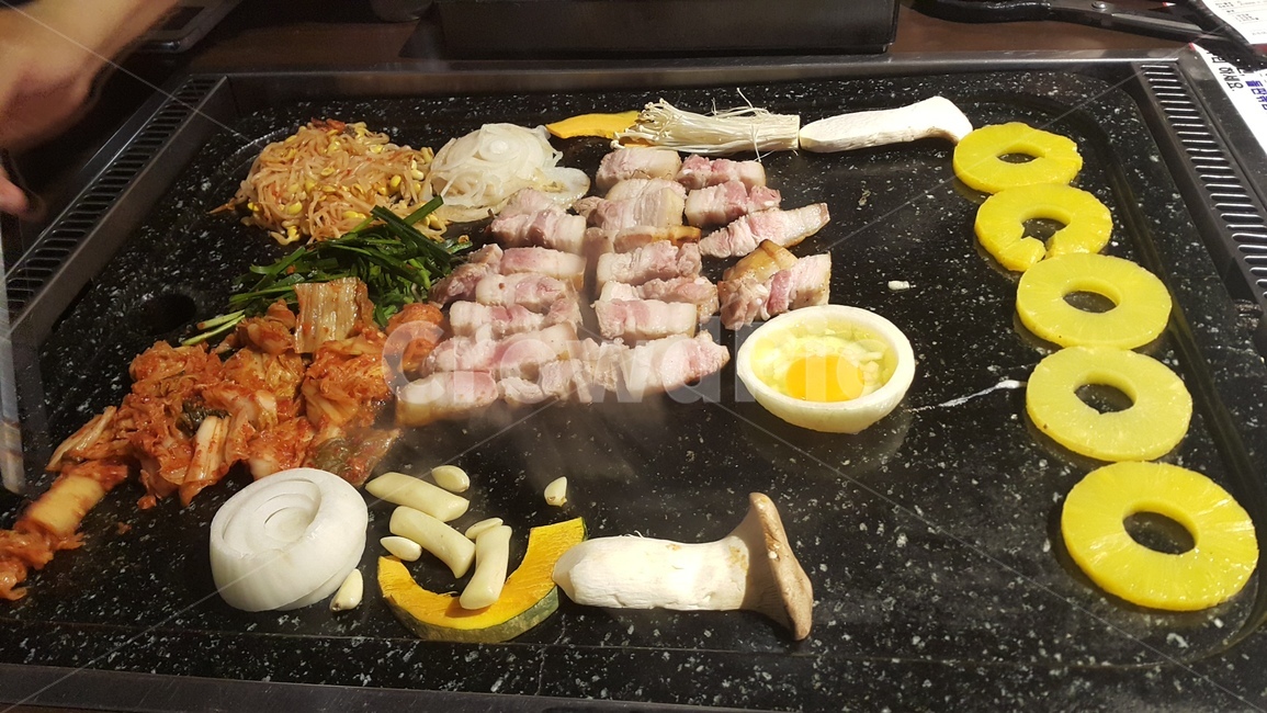 고기,불판,김치볶음,파인애플,삼겹살,음식,음식,식재료,요리,food,cook,meal,dishes,food reserves