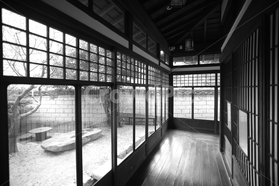 전통가옥,복도,창문,집,흑백사진,한국전통,한국문화,korean traditional,korean culture,흑백,모노톤,monochrome,black and white,인테리어,실내디자인,interior design