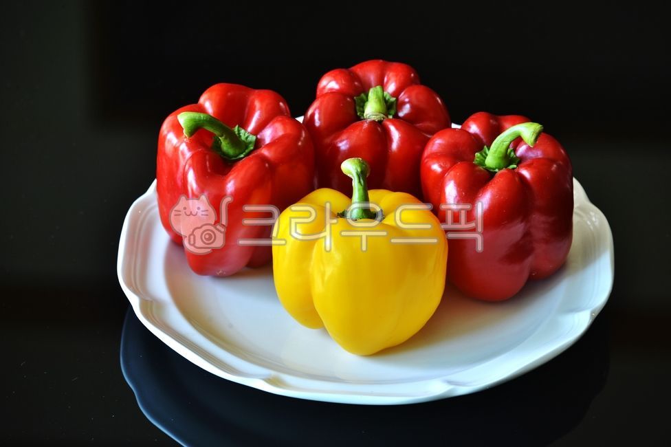 파푸리카,요리,채소,향신료,요리재료,식물,식품,식재료,먹거리,접시,그릇,빨강색,노롱색,plant,음식,식재료,요리,food,cook,meal,dishes,food reserves