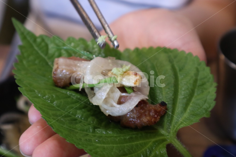 음식,쌈,돼지고기,한국음식,깻입,이베리코,흑돼지,구이,고기,한식,한국