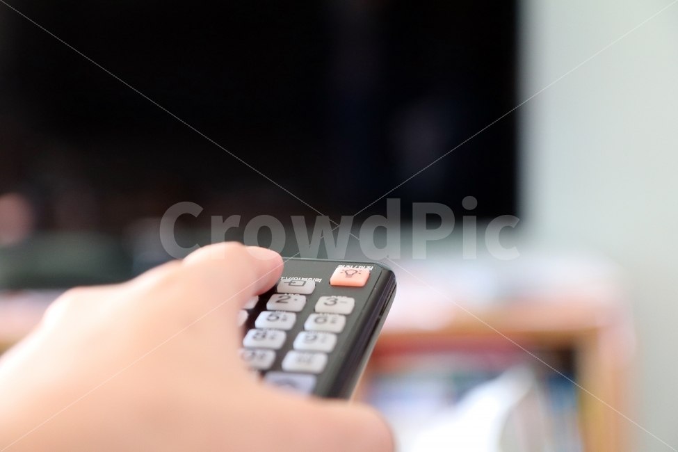 왼손잡이,전원,켜다,티비,TV,텔레비전,리모콘,리모컨,보다,휴일,여가,취미,티브이,사람,인물,인간,human,person,신체일부,몸,body,정보통신기술,전자기기,전자제품,it,information,technology,electronic equipment