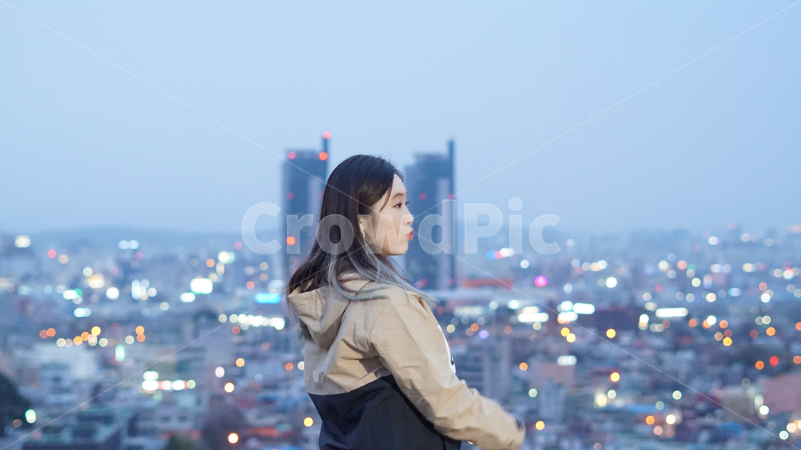 여성,전망,저녁,어스름,불빛,도시,옆모습,야경,밤,풍경,nightscape,night,landscape,도시,city,사람,인물,인간,human,person,여성,여자,woman,female,lady,apparel,의복,clothing,의류,sleeve,소매