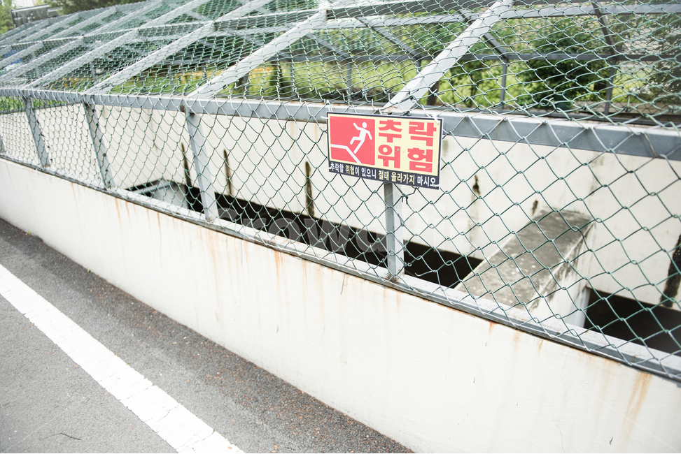 추락위험,경고판,난간,펜스,안전,표지판,경고,위험,주의,아파트,예방,경고문구