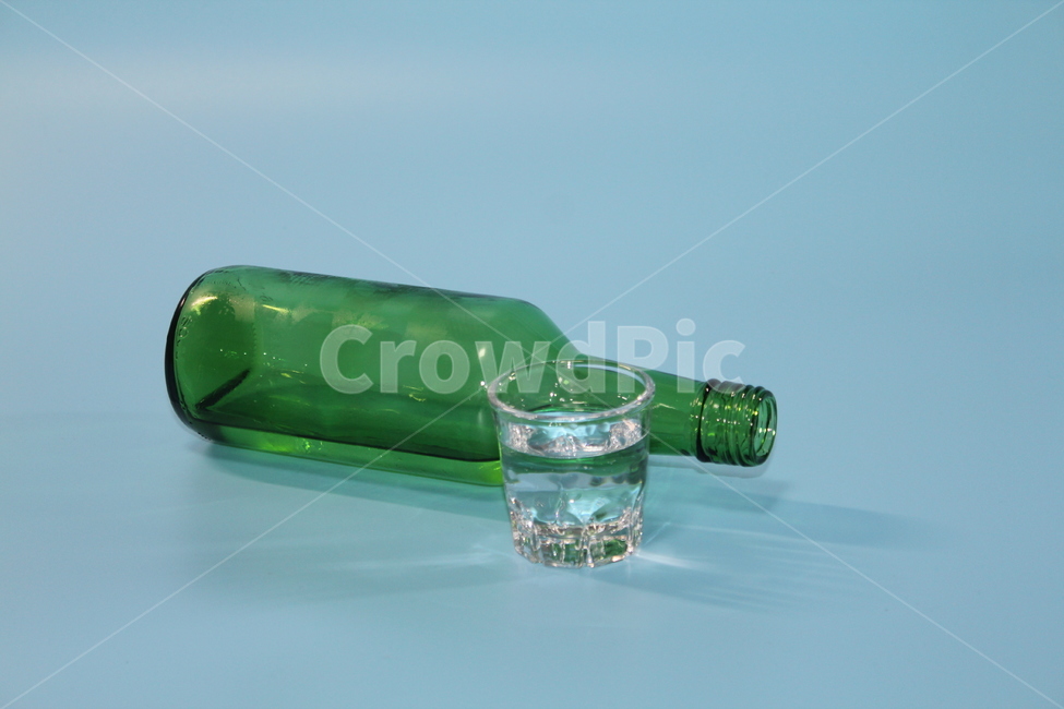 소주,술,소주병,술잔,소주잔,알콜,음주,술,주류,alcohol,사물,물건,오브젝트,thing,object,matter,연출,컨셉,콘셉,direction,concept