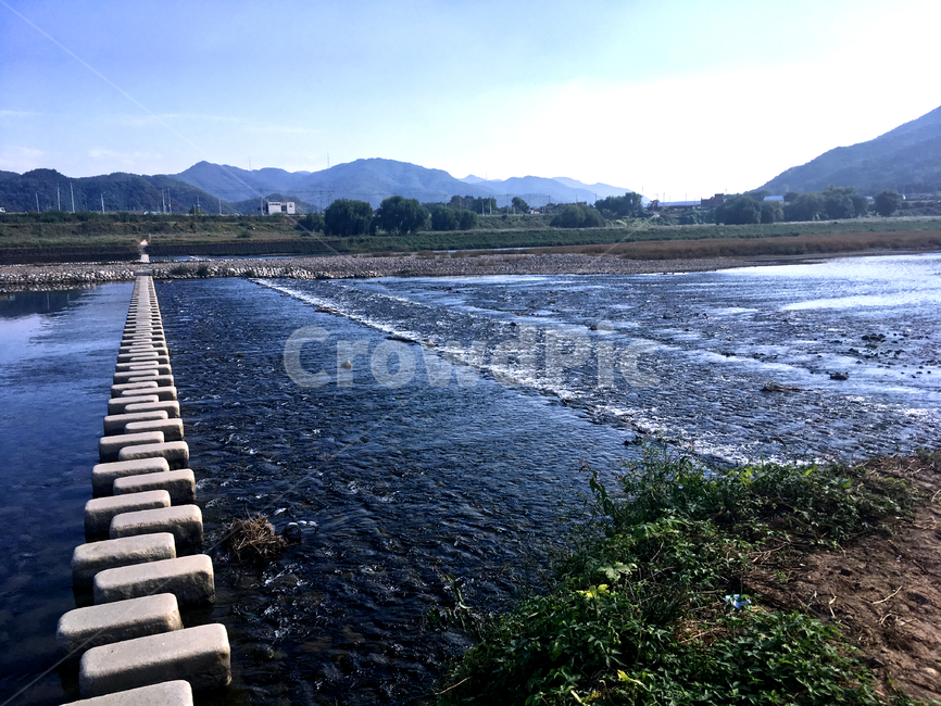 강물,돌다리,하늘,산,나무,자연,풍경,nature,landscape,water,물,outdoors,옥외
