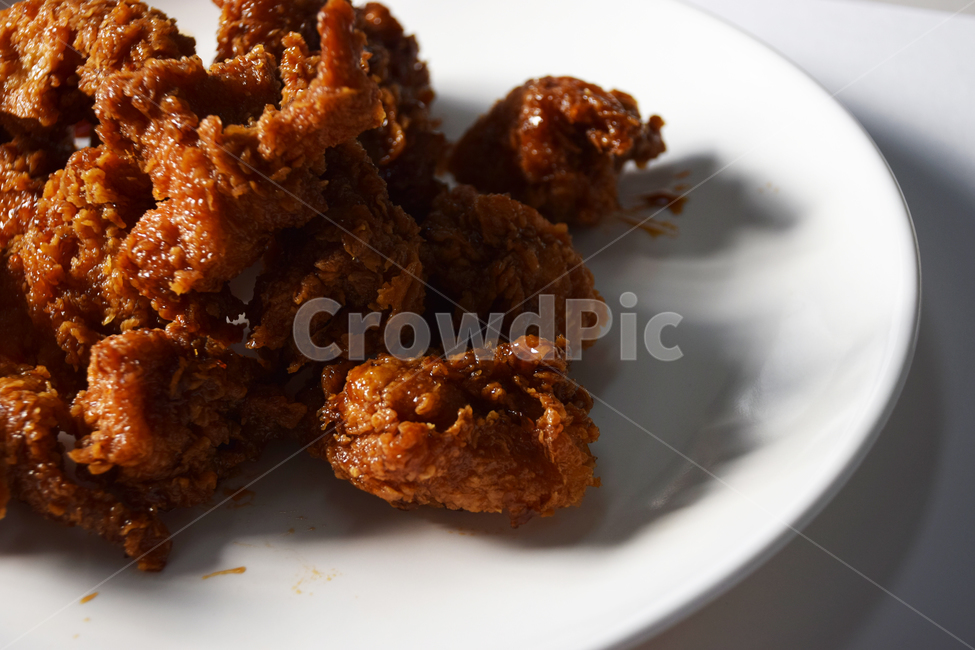 치킨,통닭,닭고기,배달음식,음식,요리,양념치킨,닭,야식,튀김,파티,잔치,양념,후라이드,매운,매운맛,마늘,갈릭,음식,식재료,요리,food,cook,meal,dishes,food reserves,육류,고기,meat