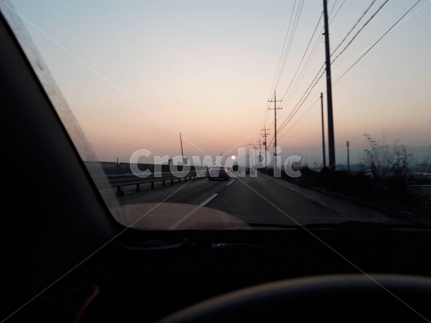 찻길,노을,자연,하늘,전봇대,차안에서,붉어진,붉은하늘,길,길따라,노을진,저녁,오후,가는길,앞