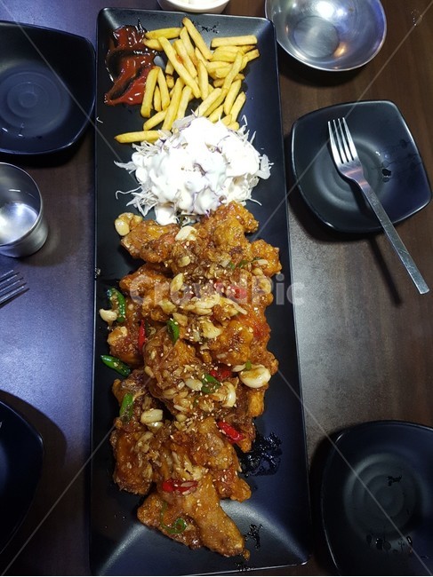 치킨,음식,매콤한맛,샐러드,감자튀김,food,salad
