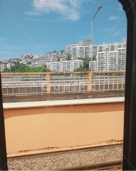 지하철,야외,가로등,낮,아침,아파트,창문,구름,초록,난간,교통,교통수단