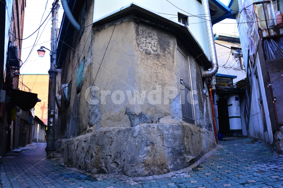 달동네,재개발,뒷골목,가로등,하우스,house,골목,집,생활,삶,변두리,외진,낙후된,철거,poor,정겨운,그리움,과거,시간,흔적,옛날,오래된,old,어제,아날로그,yesterday,추억,time,외곽지역,전선,전못대,좁은,담장,벽,wall,막다른골목,도시,풍경,city,landscape,한국도시풍경,한국도시경관,korea cityscape,골목길,alley,path,통로,walkway,보도,sidewalk,pavement,포장