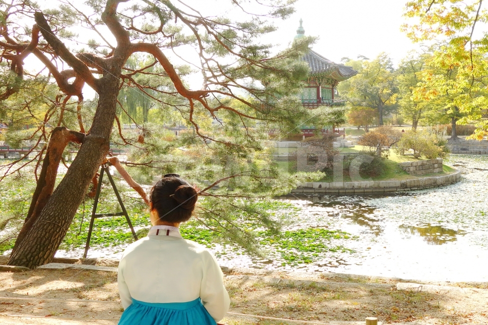 한복,사람,경복궁,한국,자연,색감,보정,소녀,여자,궁,가을,hanbok,korea,girl,풍경,풍경사진,휴식,힐링,rest,relaxation,healing,랜드마크,landmark,tourist attraction,한국전통,한국문화,korean traditional,korean culture,한복,한국전통의상,hanbok,korean traditional clothes,사람,인물,인간,human,person,여성,여자,woman,female,lady,연출,컨셉,콘셉,direction,concept