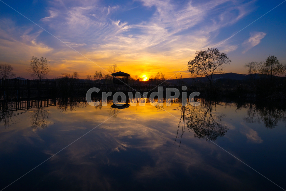 겨울,석양,노을,감성,해넘이,풍경,하늘,구름,호수,반영,투영,자연,풍경,nature,landscape,실루엣,그림자,silhouette,shadow,outdoors,옥외,sky,sunset,일몰,dusk,황혼,dawn,새벽,red sky,붉은 하늘
