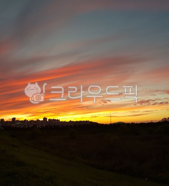 tide,night view,morning glow,naturelandscape,objects,pretty sky,Instasensitive photo,white background,hope,Orange,White space,beautiful,healing,New Year,lock screen,copy space,Production,sight,nightscape,new year,border,sky,New Years card,moon photo,Color