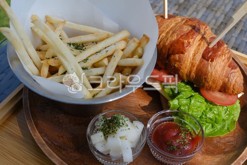 샌드위치,감자튀김,브런치,크로아상,크로아상샌드위치,브런치세트,케찹,감자,potato,sandwich