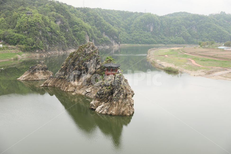 도담삼봉,정자,섬,충주호,단양,반영,물,자연풍경,자연,풍경,nature,landscape,한국자연풍경,한국자연경관,korea nature landscape,water,land,땅,outdoors,옥외,promontory,곶,shoreline,해안선