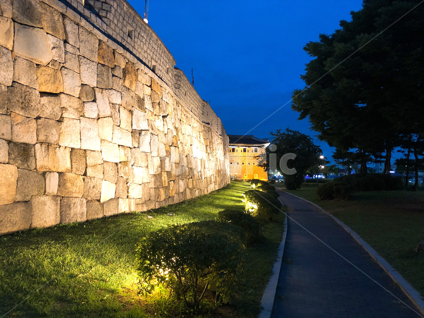 night view,stone wall,ancient architecture,castle,night,tree,Suwon city,Suwon Hwaseong Fortress,lighting,Suwon night view,outdoor,Joseon Dynasty,castle road,cultural property,architecture