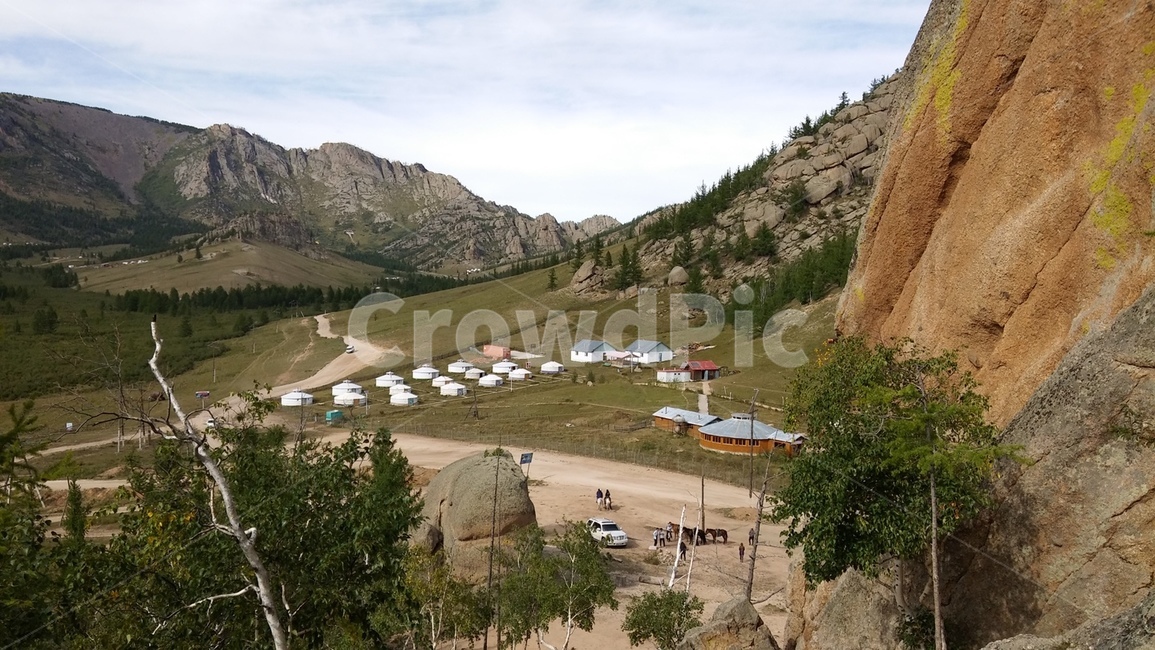 산,몽골,자연,풍경,mongolia,nature,하늘,큰산,길,녹색,green,건물들,대자연,경치,landscape,scenery,scene,view,맑음,게르,ger,몽골경치,mongolialandscape